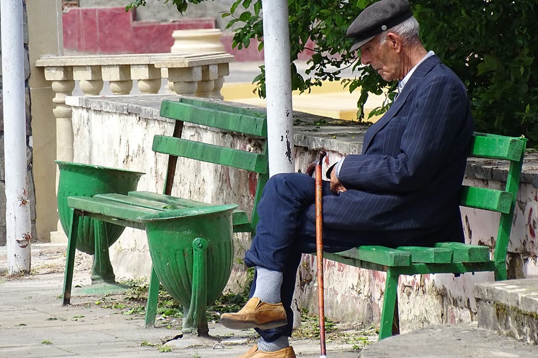 Възрастен мъж на пейка
